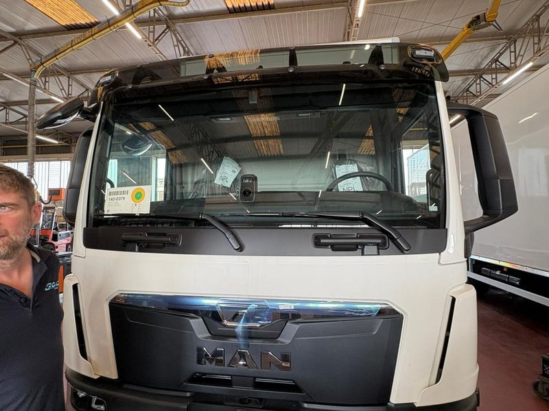 CUBO CON PEDANA 4x2 250hp MAN TGL 12.250 4x2 BL CH - Kamion sa zatvorenim sandukom: slika 3 CUBO CON PEDANA 4x2 250hp MAN TGL 12.250 4x2 BL CH - Kamion sa zatvorenim sandukom: slika 3