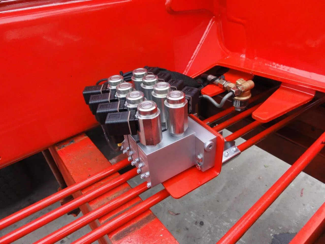 Actuator block MOD 10 for 6 function12/ 24VDC Retrofit Kit for crane with valve without solenoids Fassi Hiab Palfinger 12/24V - Građevinska mašina: slika 2 Actuator block MOD 10 for 6 function12/ 24VDC Retrofit Kit for crane with valve without solenoids Fassi Hiab Palfinger 12/24V - Građevinska mašina: slika 2