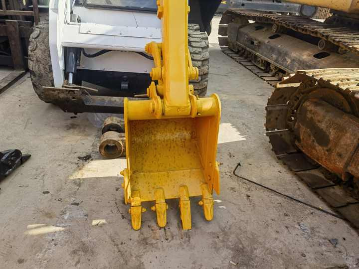 PC30 komatsu hydraulic excavator small digger in good condition on sale - Bager guseničar: slika 4 PC30 komatsu hydraulic excavator small digger in good condition on sale - Bager guseničar: slika 4