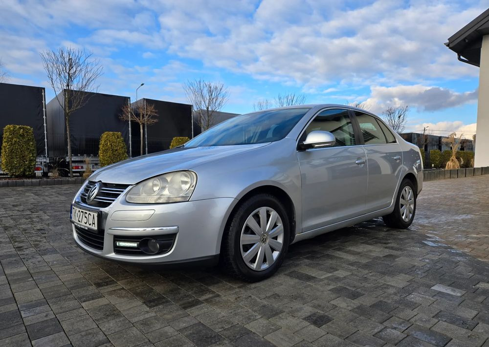 Volkswagen Jetta 2.0 TDI Sportline - Limuzina: slika 4 Volkswagen Jetta 2.0 TDI Sportline - Limuzina: slika 4