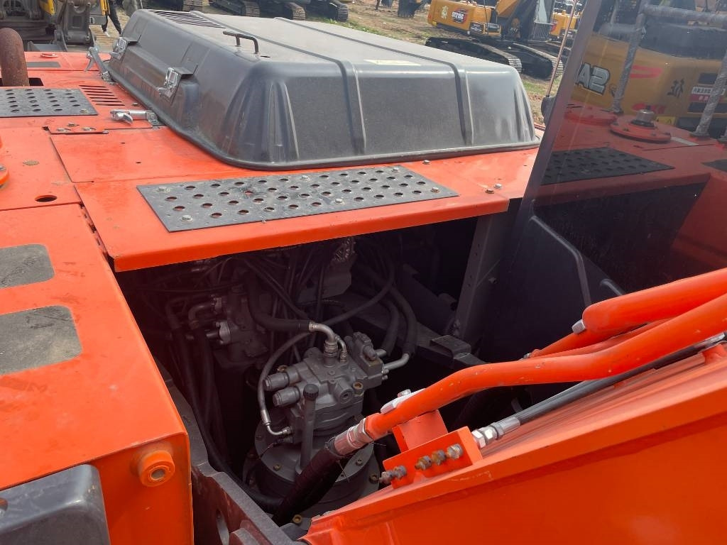 Hitachi ZX 240 - Bager guseničar: slika 2 Hitachi ZX 240 - Bager guseničar: slika 2