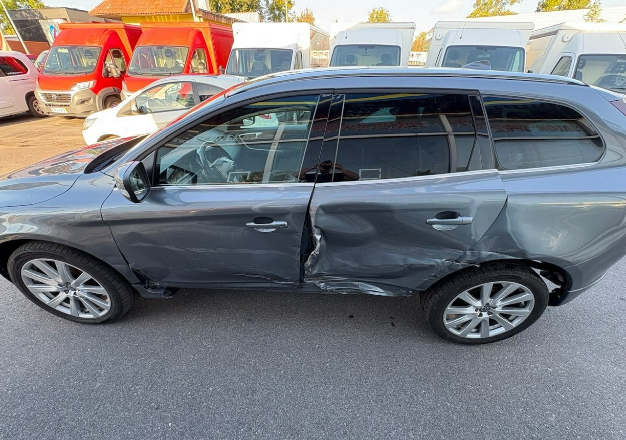 SUV Volvo XC60 I Volvo XC 60 2,4 D4 AWD 190KM Summum Navi Panorama Skóry Kamera 2017: slika 6 SUV Volvo XC60 I Volvo XC 60 2,4 D4 AWD 190KM Summum Navi Panorama Skóry Kamera 2017: slika 6