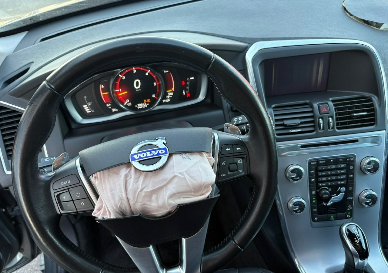 SUV Volvo XC60 I Volvo XC 60 2,4 D4 AWD 190KM Summum Navi Panorama Skóry Kamera 2017: slika 17 SUV Volvo XC60 I Volvo XC 60 2,4 D4 AWD 190KM Summum Navi Panorama Skóry Kamera 2017: slika 17