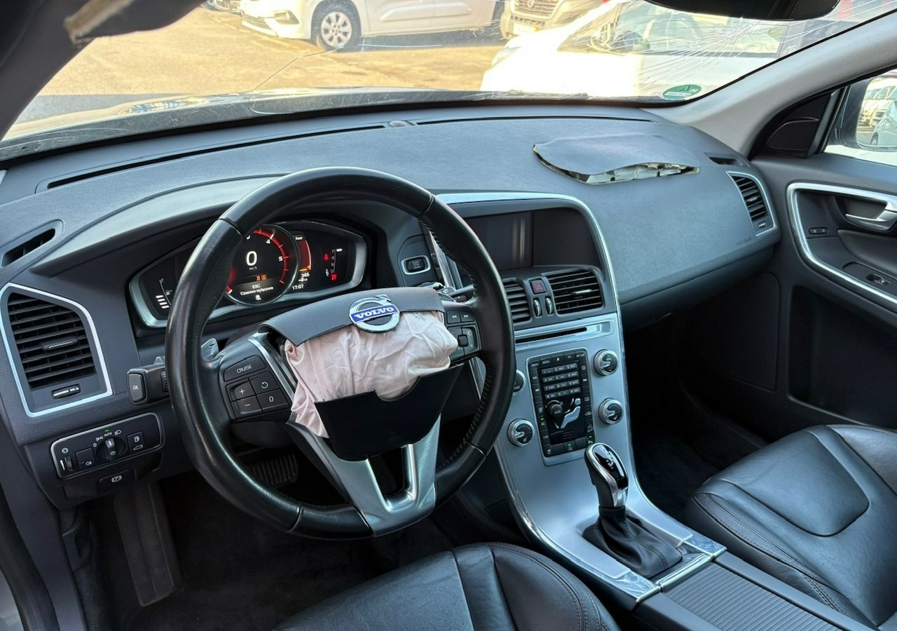 SUV Volvo XC60 I Volvo XC 60 2,4 D4 AWD 190KM Summum Navi Panorama Skóry Kamera 2017: slika 13 SUV Volvo XC60 I Volvo XC 60 2,4 D4 AWD 190KM Summum Navi Panorama Skóry Kamera 2017: slika 13