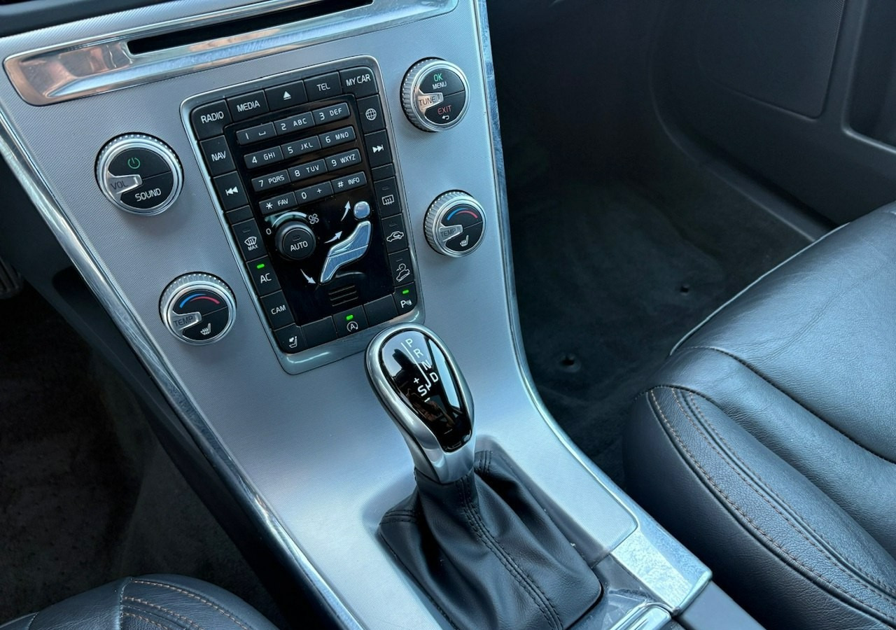 SUV Volvo XC60 I Volvo XC 60 2,4 D4 AWD 190KM Summum Navi Panorama Skóry Kamera 2017: slika 18 SUV Volvo XC60 I Volvo XC 60 2,4 D4 AWD 190KM Summum Navi Panorama Skóry Kamera 2017: slika 18