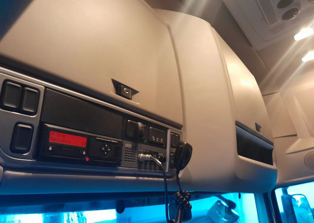 DAF XF 106 450 / BDF RETARDER - Kamion sa golom šasijom i zatvorenom kabinom: slika 3 DAF XF 106 450 / BDF RETARDER - Kamion sa golom šasijom i zatvorenom kabinom: slika 3