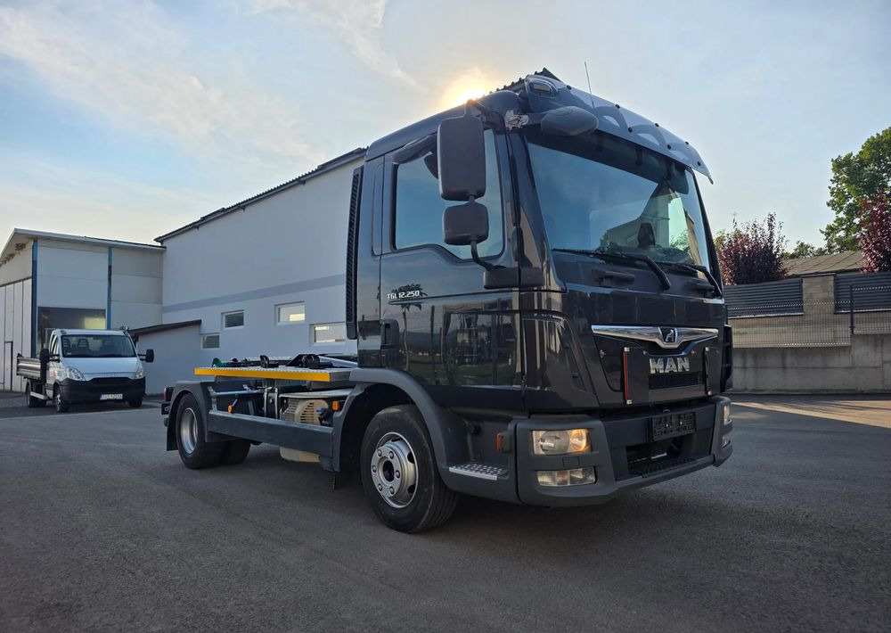 MAN TGL 12.250 nowe urządzenie hakowe SKIBICKI HKS 8/3300 ATEGO / TGM - Kamion sa hidrauličnom kukom: slika 1 MAN TGL 12.250 nowe urządzenie hakowe SKIBICKI HKS 8/3300 ATEGO / TGM - Kamion sa hidrauličnom kukom: slika 1