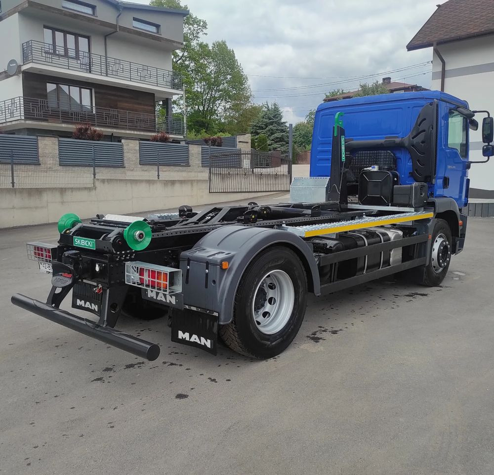 MAN TGM 18.340 urządzenie hakowe AXOR - Kamion sa hidrauličnom kukom: slika 5 MAN TGM 18.340 urządzenie hakowe AXOR - Kamion sa hidrauličnom kukom: slika 5
