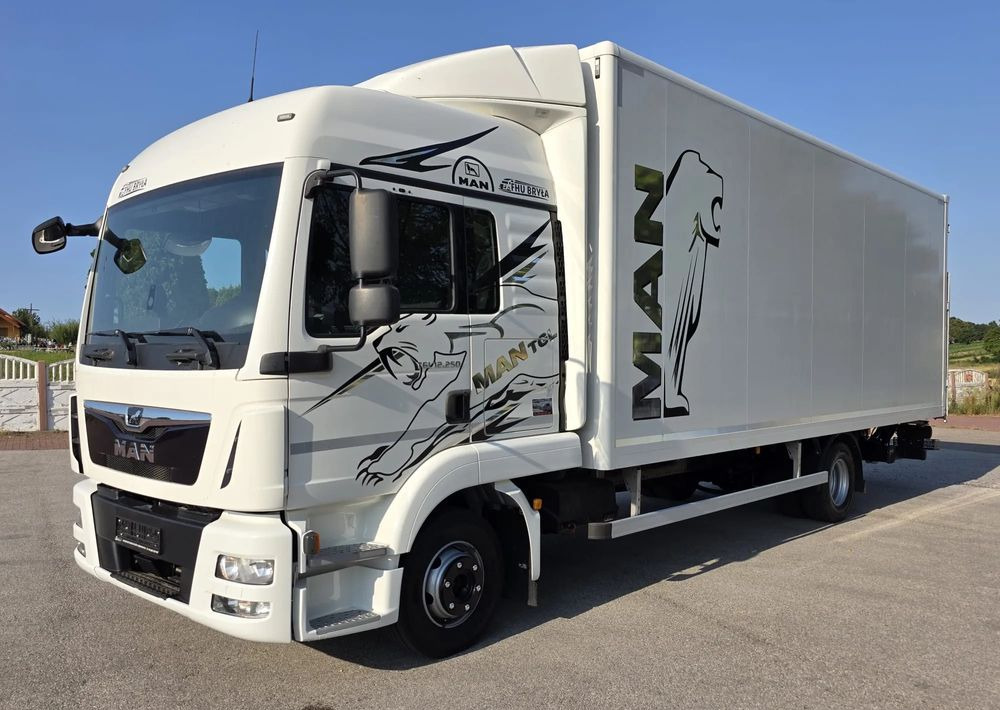 MAN TGL 12.250 / KONTENER / IZOTERMA / WINDA / 2019R / EURO 6 / PEŁEN SERWIS / 6 TON ŁADOWNOŚĆ / SPROWADZONY / ZADBANY / JAK NOWY / KSIĄŻKA SERWISOWA / E6 / 17 PALET - Kamion sa zatvorenim sandukom: slika 1 MAN TGL 12.250 / KONTENER / IZOTERMA / WINDA / 2019R / EURO 6 / PEŁEN SERWIS / 6 TON ŁADOWNOŚĆ / SPROWADZONY / ZADBANY / JAK NOWY / KSIĄŻKA SERWISOWA / E6 / 17 PALET - Kamion sa zatvorenim sandukom: slika 1