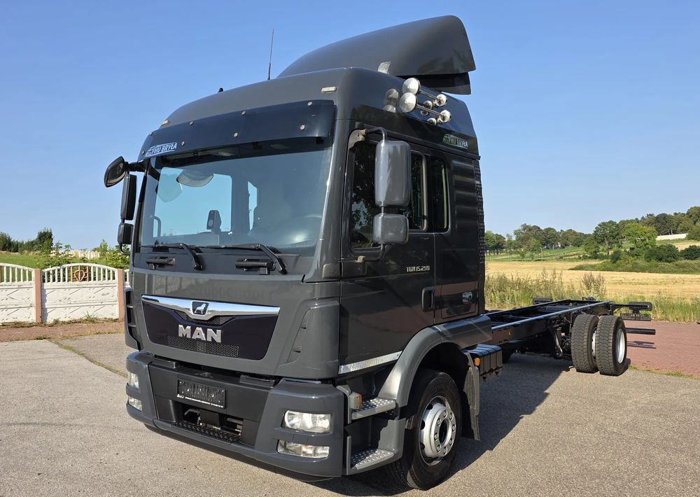 MAN TGM 15.290 / RAMA DO ZABUDOWY / AUTOMAT / SPROWADZONY / E6 / LIFT / ROZSTAW OSI 5.5M / LAWETA / POMOC DROGOWA / STAN BARDZO DOBRY/ - Kamion sa golom šasijom i zatvorenom kabinom: slika 2 MAN TGM 15.290 / RAMA DO ZABUDOWY / AUTOMAT / SPROWADZONY / E6 / LIFT / ROZSTAW OSI 5.5M / LAWETA / POMOC DROGOWA / STAN BARDZO DOBRY/ - Kamion sa golom šasijom i zatvorenom kabinom: slika 2