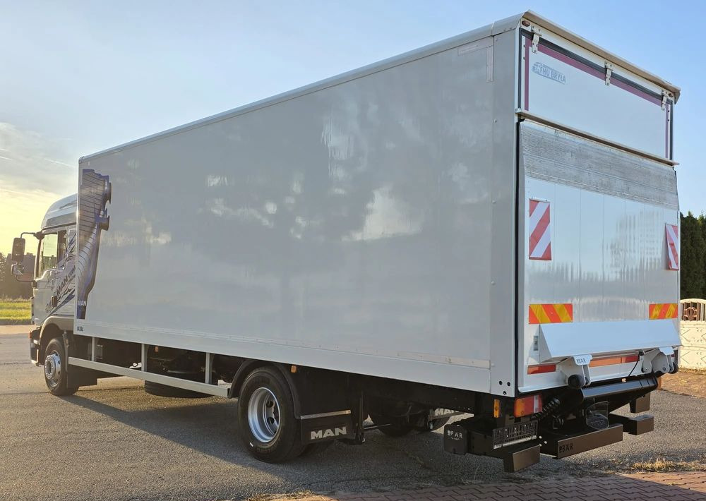 MAN TGM 15.290 / TGL / KONTENER / IZOTERMA / WINDA / KLIMA POSTOJOWA / 2019R / EURO 6 / PEŁEN SERWIS / 8200KG ŁADOWNOŚĆ / SPROWADZONY / ZADBANY / JAK NOWY / KSIĄŻKA SERWISOWA / E6 / 18 PALET - Kamion sa zatvorenim sandukom: slika 3 MAN TGM 15.290 / TGL / KONTENER / IZOTERMA / WINDA / KLIMA POSTOJOWA / 2019R / EURO 6 / PEŁEN SERWIS / 8200KG ŁADOWNOŚĆ / SPROWADZONY / ZADBANY / JAK NOWY / KSIĄŻKA SERWISOWA / E6 / 18 PALET - Kamion sa zatvorenim sandukom: slika 3