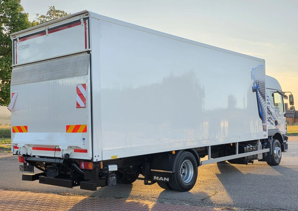 MAN TGM 15.290 / TGL / KONTENER / IZOTERMA / WINDA / KLIMA POSTOJOWA / 2019R / EURO 6 / PEŁEN SERWIS / 8200KG ŁADOWNOŚĆ / SPROWADZONY / ZADBANY / JAK NOWY / KSIĄŻKA SERWISOWA / E6 / 18 PALET - Kamion sa zatvorenim sandukom: slika 4 MAN TGM 15.290 / TGL / KONTENER / IZOTERMA / WINDA / KLIMA POSTOJOWA / 2019R / EURO 6 / PEŁEN SERWIS / 8200KG ŁADOWNOŚĆ / SPROWADZONY / ZADBANY / JAK NOWY / KSIĄŻKA SERWISOWA / E6 / 18 PALET - Kamion sa zatvorenim sandukom: slika 4