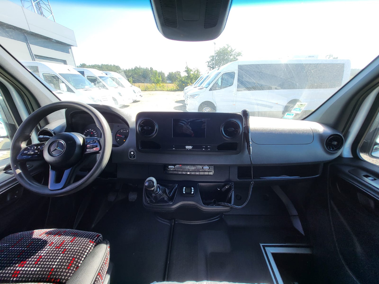 Sprinter 516 CDI 24 places + 4 standing - Prigradski autobus: slika 5 Sprinter 516 CDI 24 places + 4 standing - Prigradski autobus: slika 5