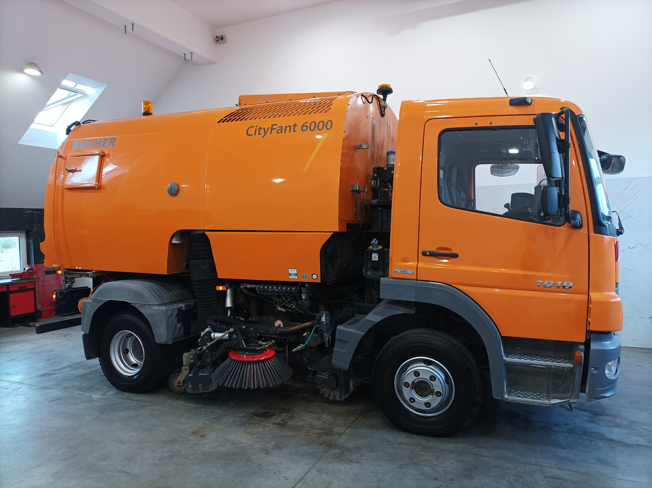 MERCEDES-BENZ Atego 1018 Zamiatarka Kehrmaschine BUCHER Szczotki L/R PM10 2 Silniki 2012r - Autočistilica: slika 5 MERCEDES-BENZ Atego 1018 Zamiatarka Kehrmaschine BUCHER Szczotki L/R PM10 2 Silniki 2012r - Autočistilica: slika 5