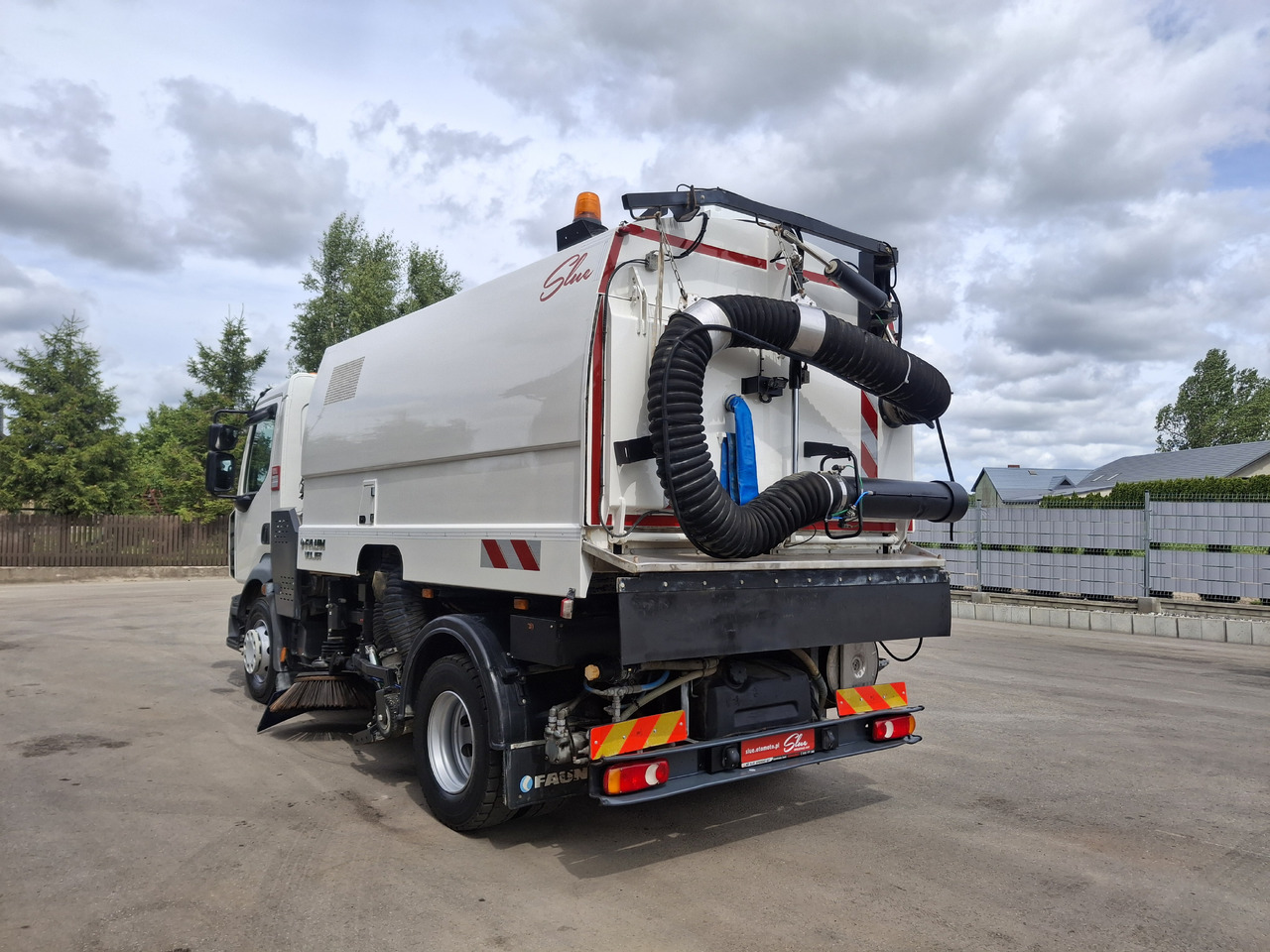 RENAULT D16 Zamiatarka Kehrmaschine FAUN Euro 6 PM10 Szczotki L/R Karcher Rura Do Liści 2 Motoren - Autočistilica: slika 3 RENAULT D16 Zamiatarka Kehrmaschine FAUN Euro 6 PM10 Szczotki L/R Karcher Rura Do Liści 2 Motoren - Autočistilica: slika 3