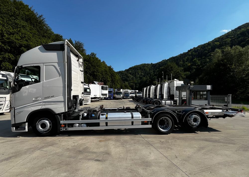 Volvo FH500 BDF 6x2 // Dolny zaczep // Euro 6 motor ! // New Face // XXL Cab // - Kamion sa golom šasijom i zatvorenom kabinom: slika 3 Volvo FH500 BDF 6x2 // Dolny zaczep // Euro 6 motor ! // New Face // XXL Cab // - Kamion sa golom šasijom i zatvorenom kabinom: slika 3