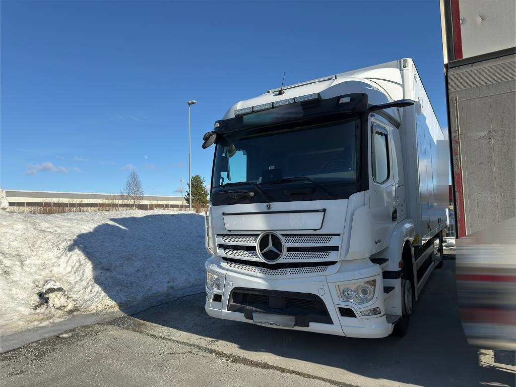 Mercedes-Benz Actros 1833 - Kamion sa zatvorenim sandukom: slika 2 Mercedes-Benz Actros 1833 - Kamion sa zatvorenim sandukom: slika 2