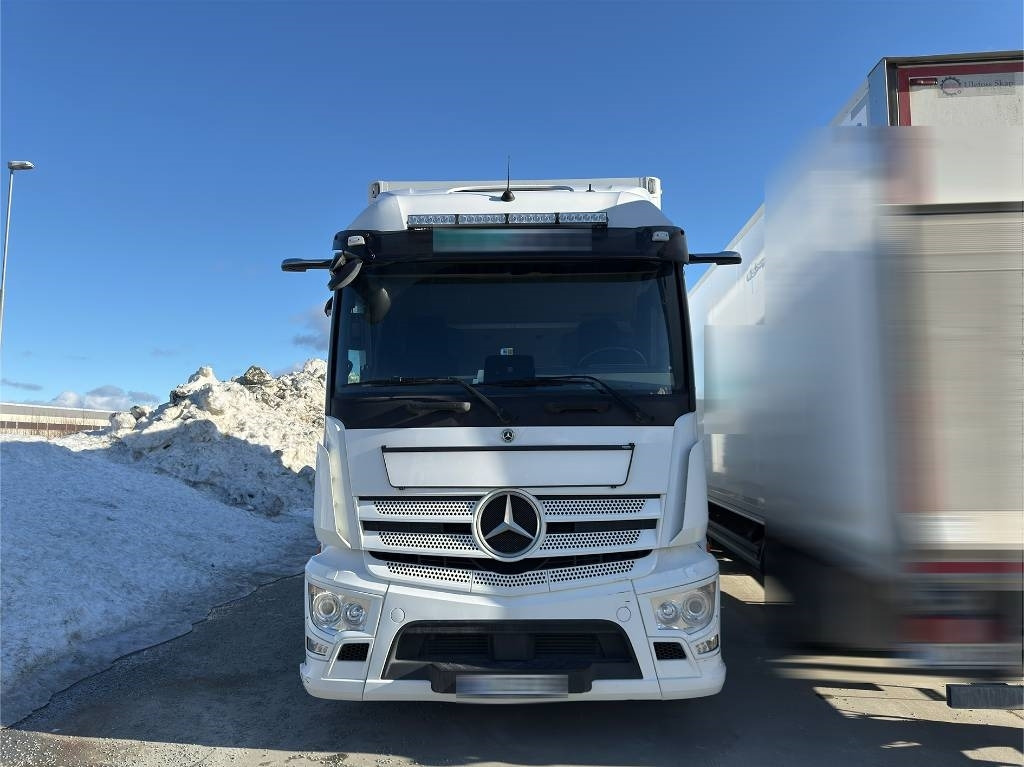 Mercedes-Benz Actros 1833 - Kamion sa zatvorenim sandukom: slika 3 Mercedes-Benz Actros 1833 - Kamion sa zatvorenim sandukom: slika 3