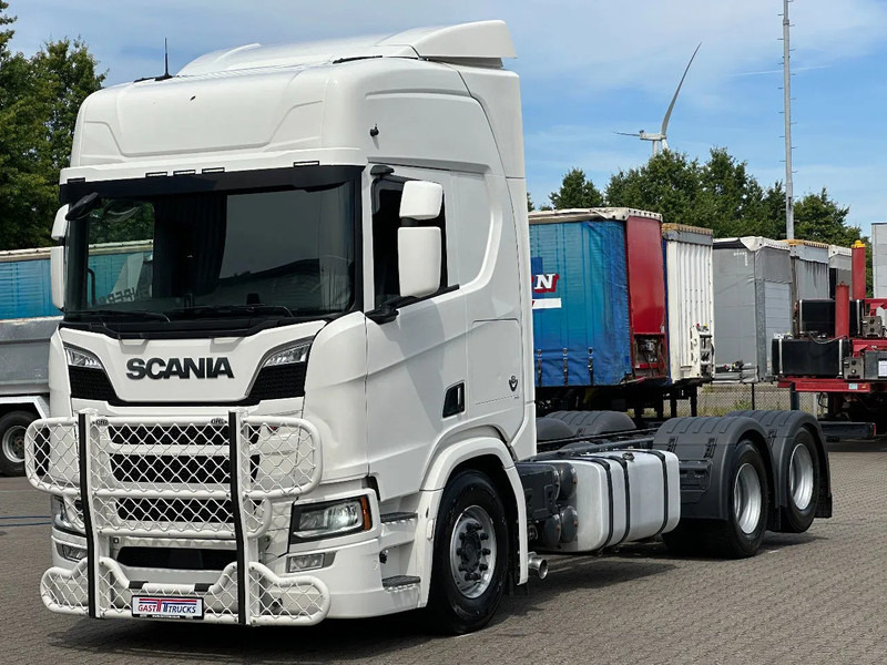 Scania R660 V8 6x4 or 6x2 Chassis with Lift-Axle / Retarder / Wb 4.75 / Full Air - Kamion sa golom šasijom i zatvorenom kabinom: slika 1 Scania R660 V8 6x4 or 6x2 Chassis with Lift-Axle / Retarder / Wb 4.75 / Full Air - Kamion sa golom šasijom i zatvorenom kabinom: slika 1