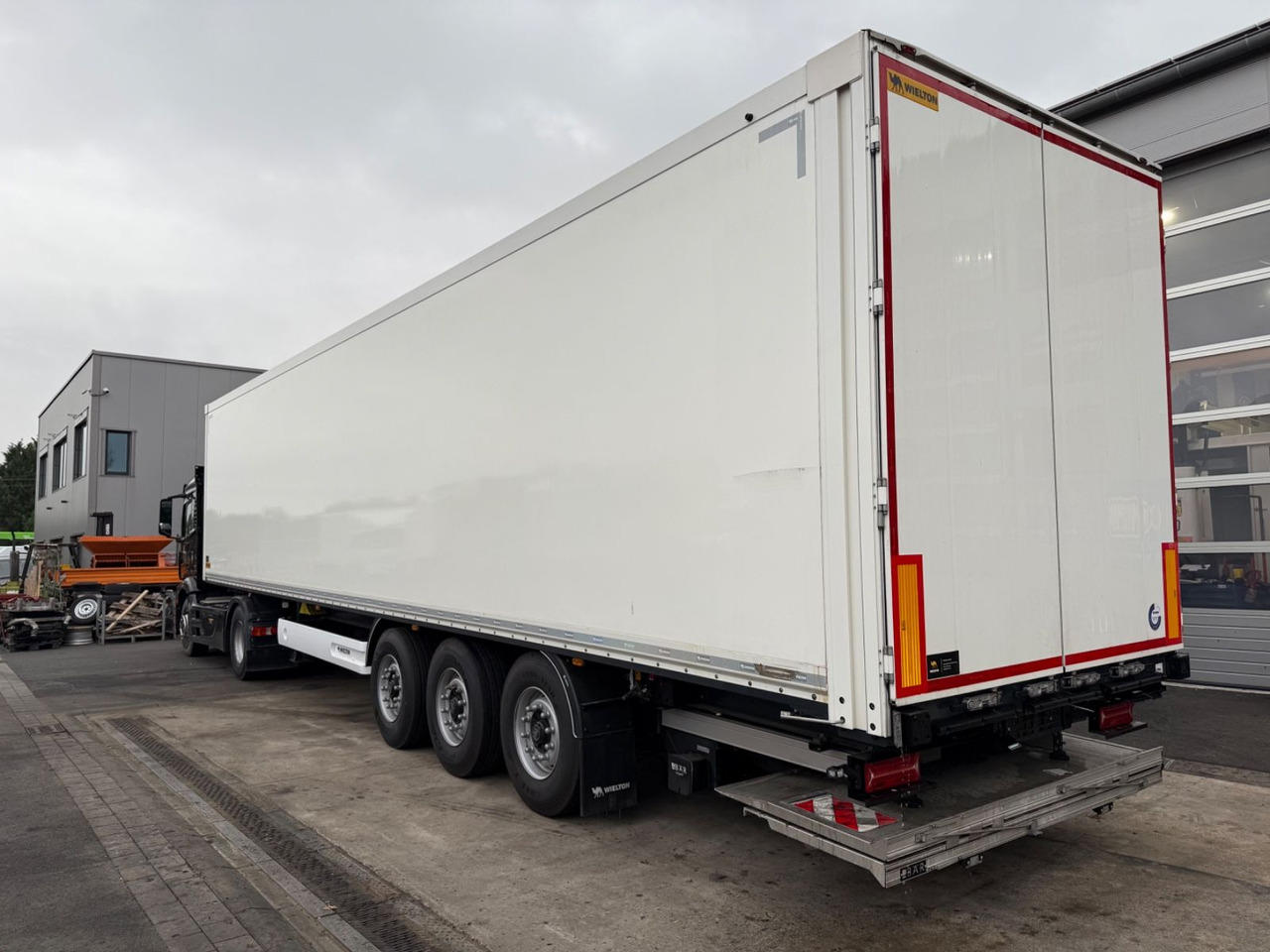 Wielton NSF3DryMaster/Ladebordwand/LBW/Standard/Taillift - Poluprikolica sa zatvorenim sandukom: slika 1 Wielton NSF3DryMaster/Ladebordwand/LBW/Standard/Taillift - Poluprikolica sa zatvorenim sandukom: slika 1