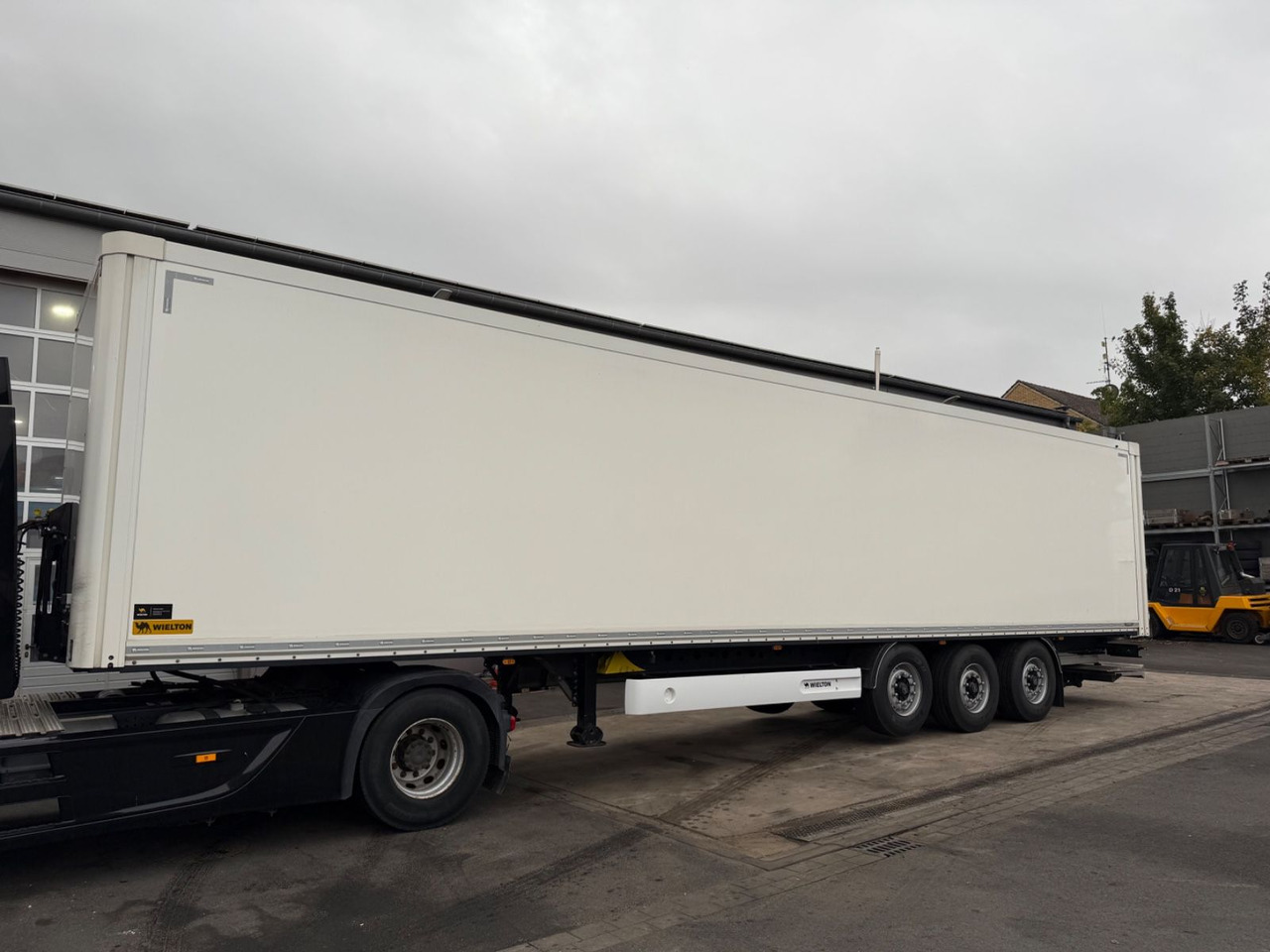 Wielton NSF3DryMaster/Ladebordwand/LBW/Standard/Taillift - Poluprikolica sa zatvorenim sandukom: slika 2 Wielton NSF3DryMaster/Ladebordwand/LBW/Standard/Taillift - Poluprikolica sa zatvorenim sandukom: slika 2