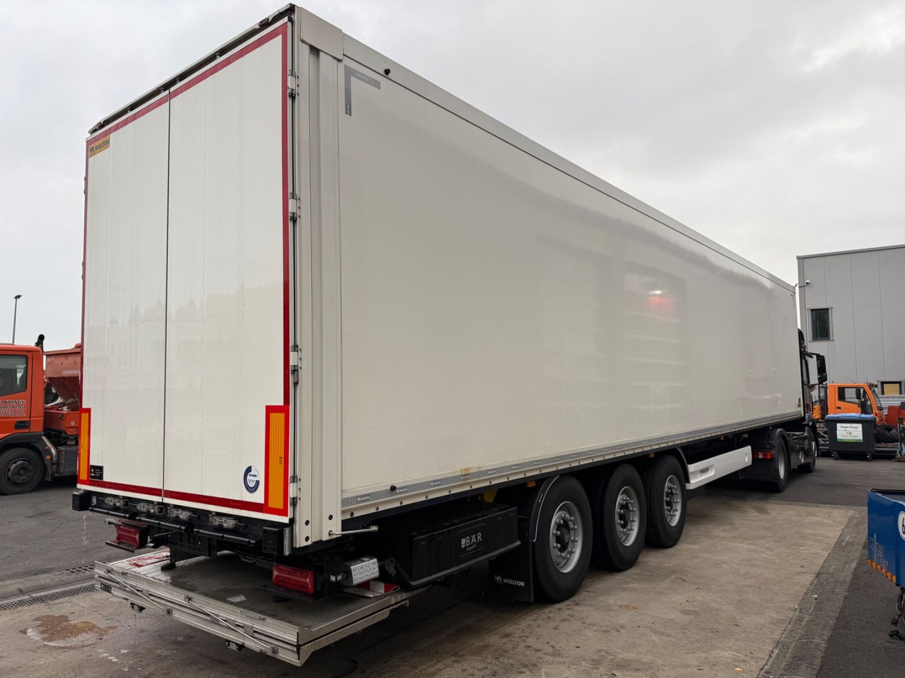 Wielton NSF3DryMaster/Ladebordwand/LBW/Standard/Taillift - Poluprikolica sa zatvorenim sandukom: slika 4 Wielton NSF3DryMaster/Ladebordwand/LBW/Standard/Taillift - Poluprikolica sa zatvorenim sandukom: slika 4