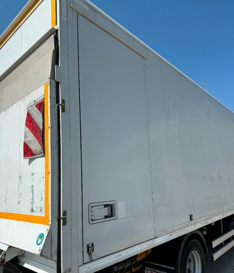 Iveco - Kamion sa zatvorenim sandukom: slika 4 Iveco - Kamion sa zatvorenim sandukom: slika 4