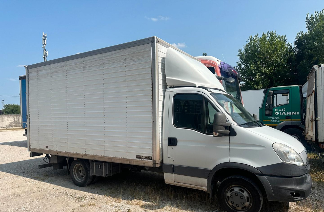 Iveco - Dostavno vozilo sa zatvorenim sandukom: slika 1 Iveco - Dostavno vozilo sa zatvorenim sandukom: slika 1