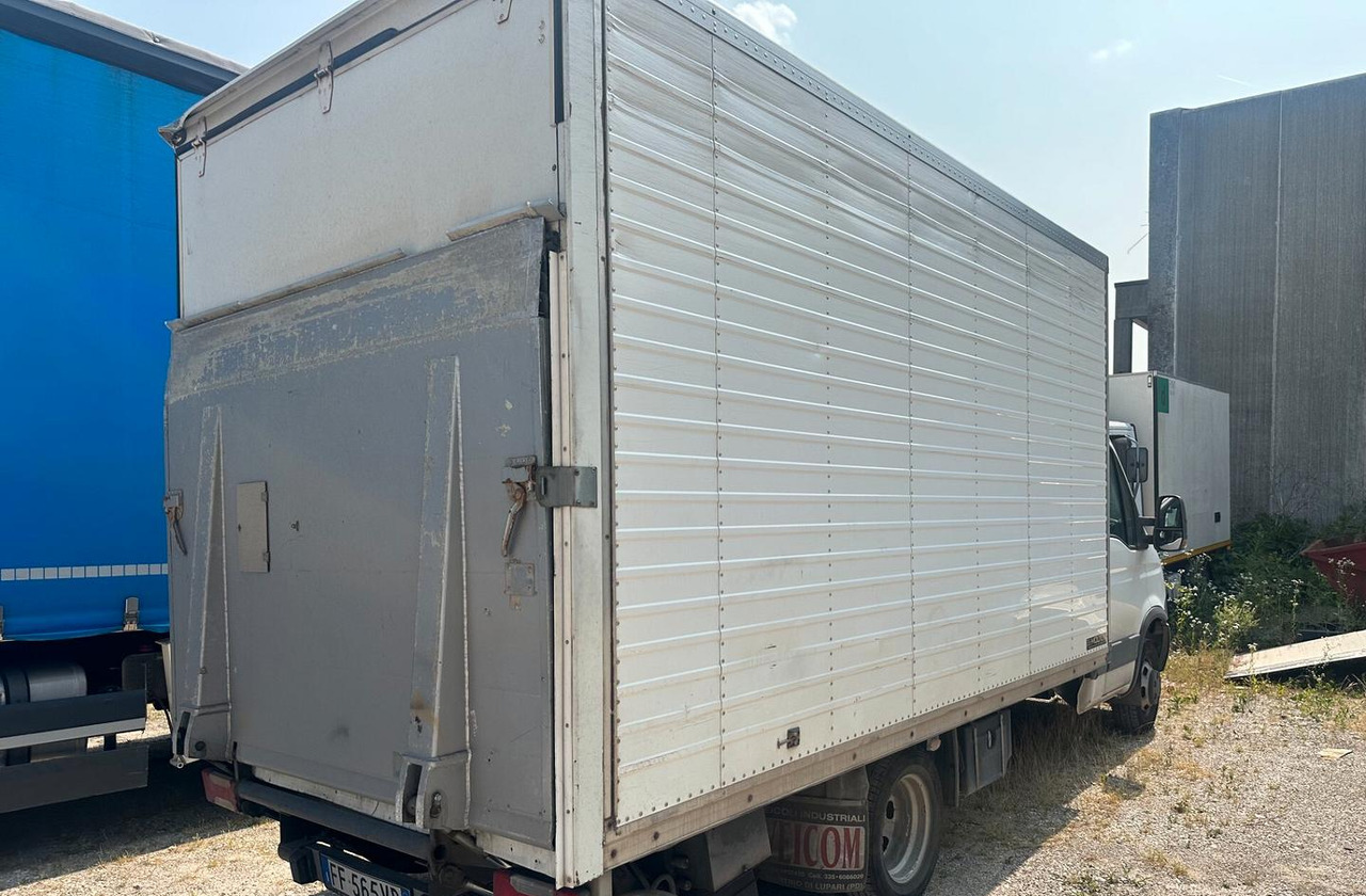 Iveco - Dostavno vozilo sa zatvorenim sandukom: slika 3 Iveco - Dostavno vozilo sa zatvorenim sandukom: slika 3