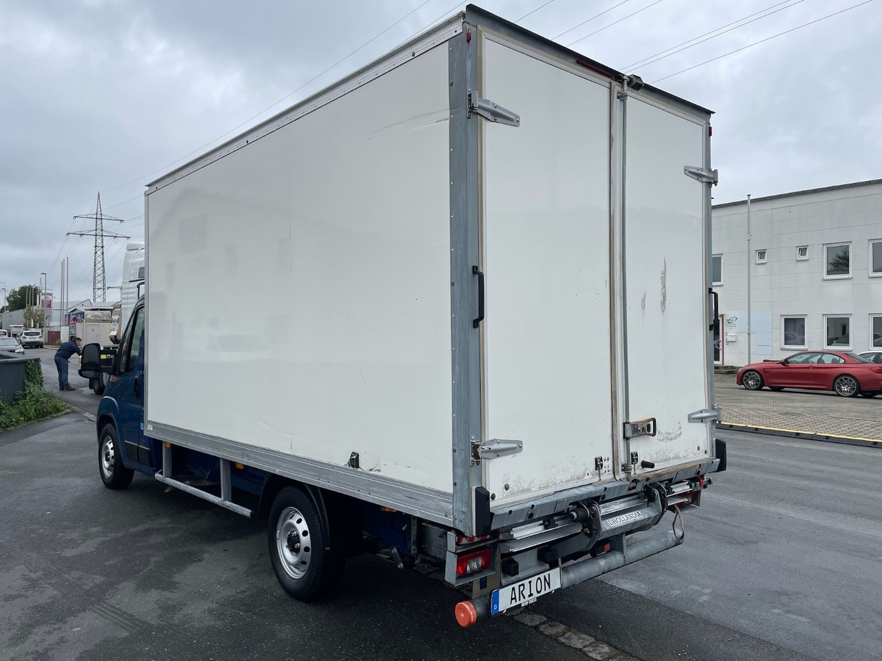 Fiat Ducato Maxi 35 130 L4H2 Koffer/LBW/AC/CAM/EU6d - Dostavno vozilo sa zatvorenim sandukom: slika 4 Fiat Ducato Maxi 35 130 L4H2 Koffer/LBW/AC/CAM/EU6d - Dostavno vozilo sa zatvorenim sandukom: slika 4