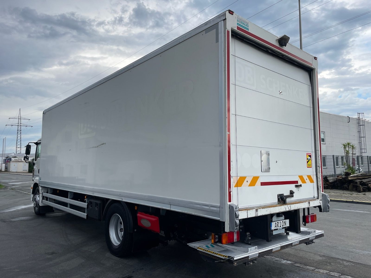MAN TGM 18.290 4x2 BL Koffer/LBW/PALFINGER/8,2m/EU6 - Kamion sa zatvorenim sandukom: slika 3 MAN TGM 18.290 4x2 BL Koffer/LBW/PALFINGER/8,2m/EU6 - Kamion sa zatvorenim sandukom: slika 3