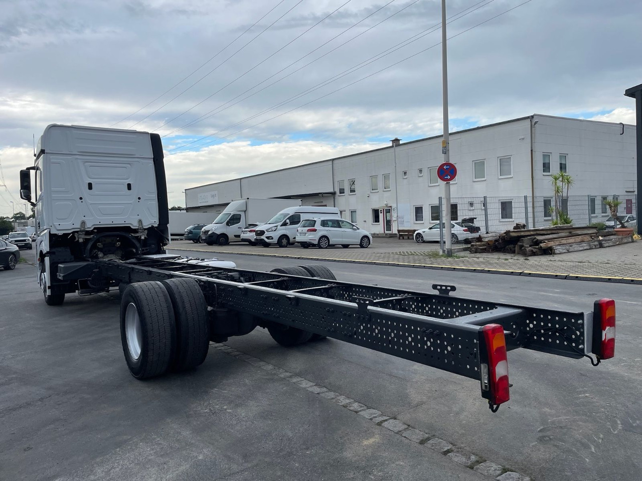 Mercedes-Benz Actros 4 1843 4x2 Fahrgestell/9500mm/StandAC/ACC - Kamion sa golom šasijom i zatvorenom kabinom: slika 4 Mercedes-Benz Actros 4 1843 4x2 Fahrgestell/9500mm/StandAC/ACC - Kamion sa golom šasijom i zatvorenom kabinom: slika 4