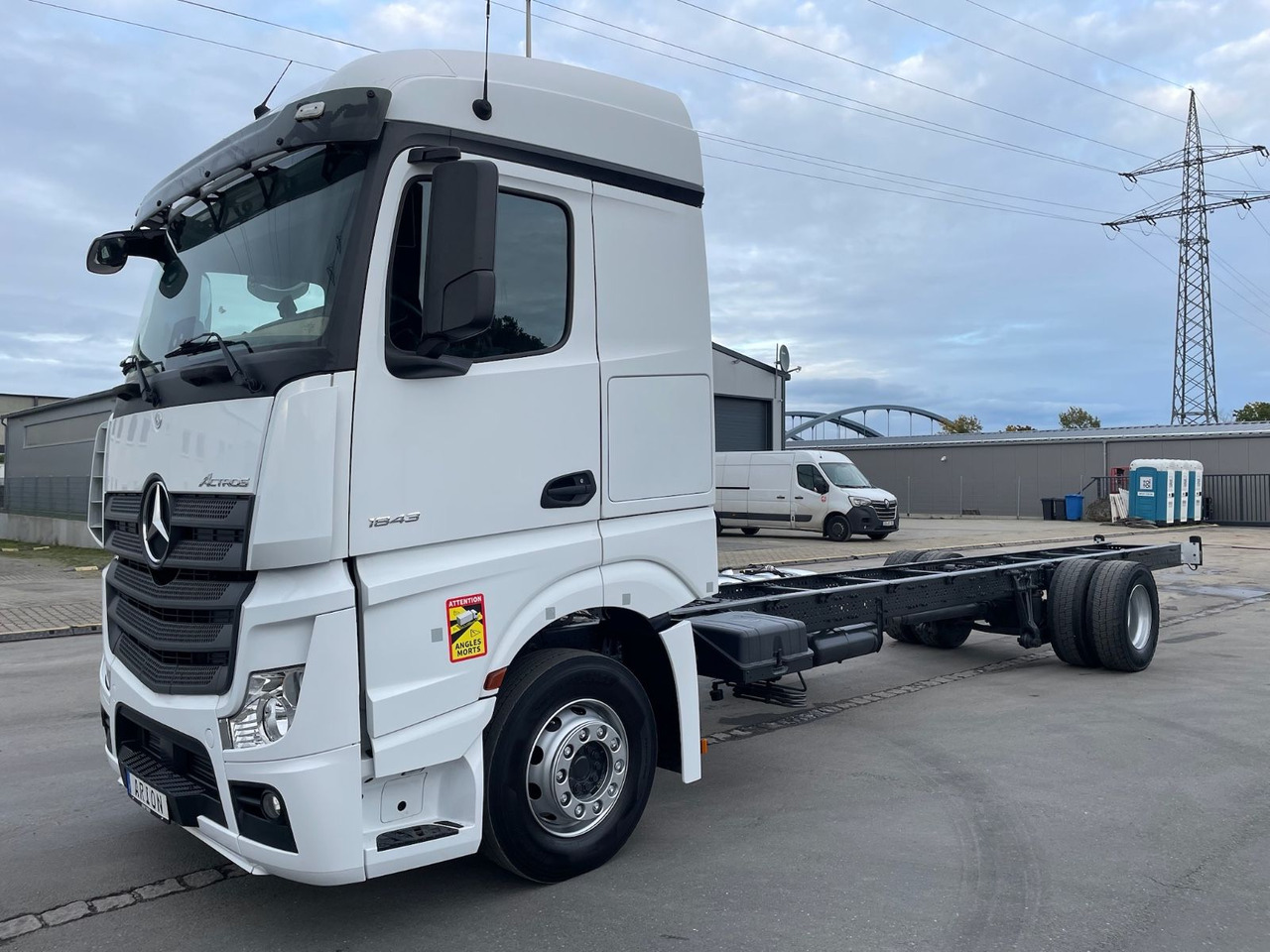 Mercedes-Benz Actros 4 1843 4x2 Fahrgestell/StandAC/ACC/EU6 - Kamion sa golom šasijom i zatvorenom kabinom: slika 3 Mercedes-Benz Actros 4 1843 4x2 Fahrgestell/StandAC/ACC/EU6 - Kamion sa golom šasijom i zatvorenom kabinom: slika 3