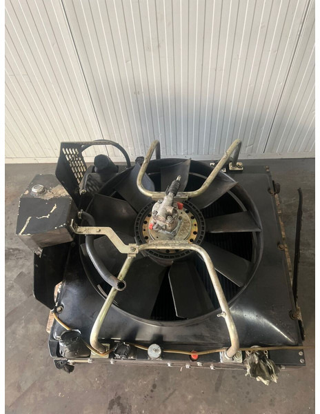 Liebherr A904 Li/A904C Li/R904/R904C - Radijator: slika 1 Liebherr A904 Li/A904C Li/R904/R904C - Radijator: slika 1