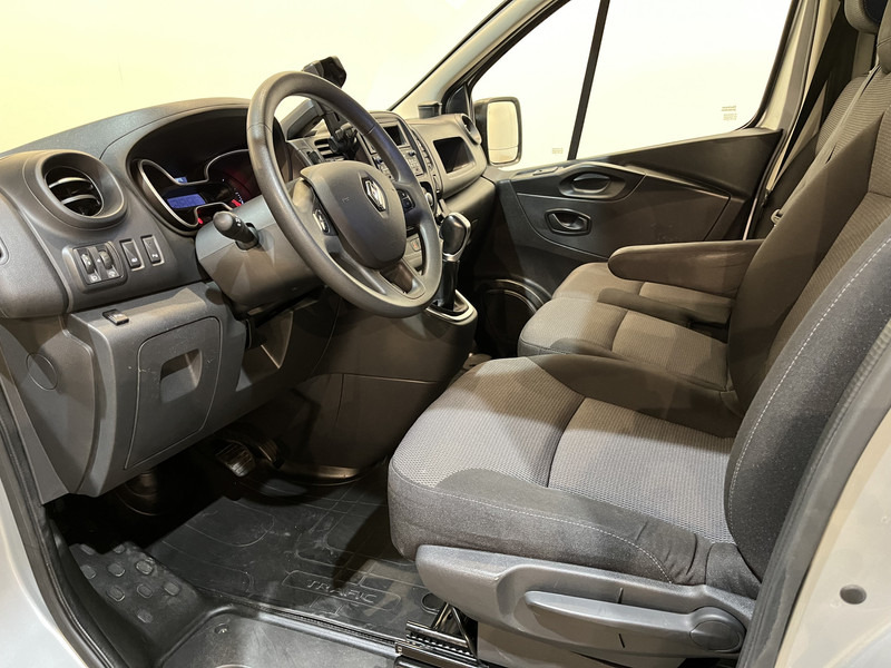 Interior photo 1: Mali kombi Renault Trafic 2.0 dCi L1H1 170 PK Automaat Servicebus / Sortimo Inrichting / Euro 6 / Airco / Cruise Control / Camera / Trekhaak / 3-Zits  / BPM VRIJ !!