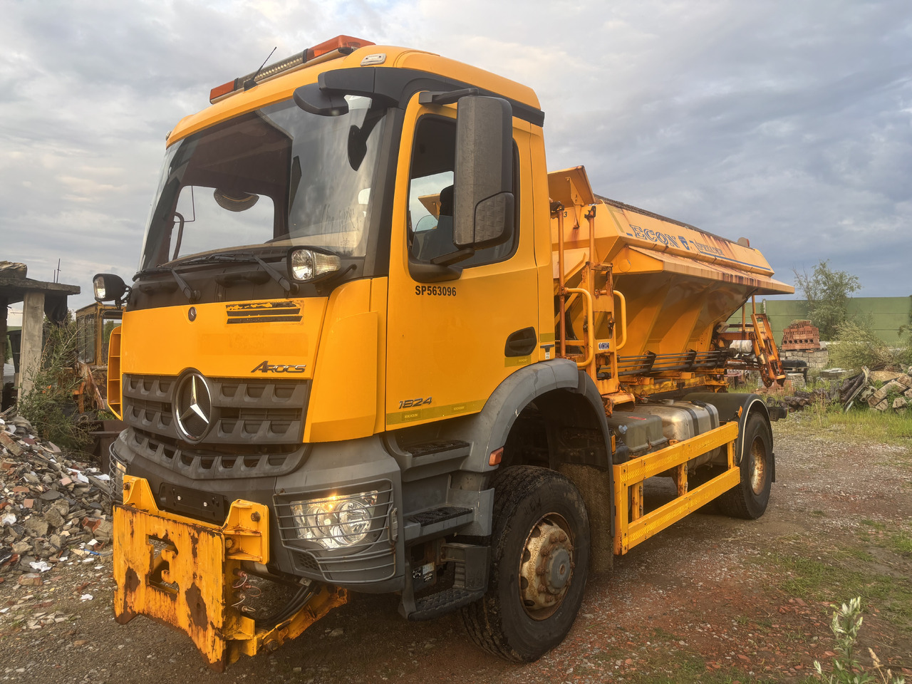Mercedes AROCS 1824 4X4 GRITTER/SPREADER/PLOUGH - Vozilo za čišćenje snega: slika 5 Mercedes AROCS 1824 4X4 GRITTER/SPREADER/PLOUGH - Vozilo za čišćenje snega: slika 5