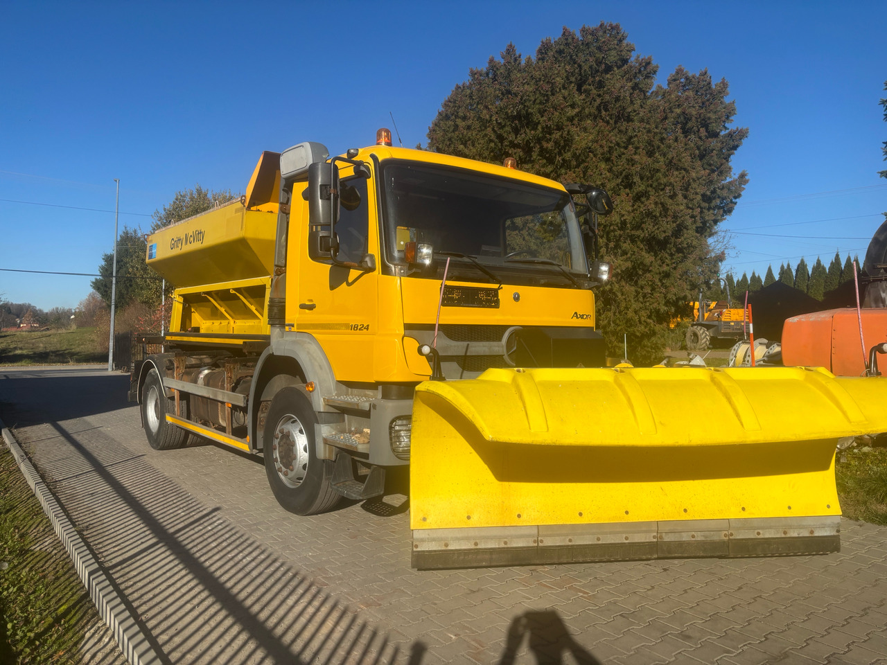 Mercedes AXOR 1824 4x2 Spreader/Gritter/Plough - Vozilo za čišćenje snega: slika 1 Mercedes AXOR 1824 4x2 Spreader/Gritter/Plough - Vozilo za čišćenje snega: slika 1