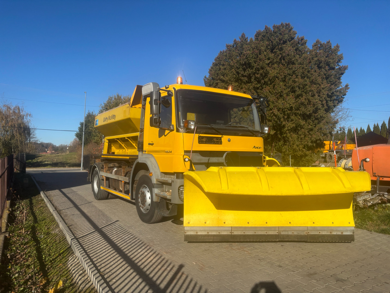 Mercedes AXOR 1824 4x2 Spreader/Gritter/Plough - Vozilo za čišćenje snega: slika 2 Mercedes AXOR 1824 4x2 Spreader/Gritter/Plough - Vozilo za čišćenje snega: slika 2