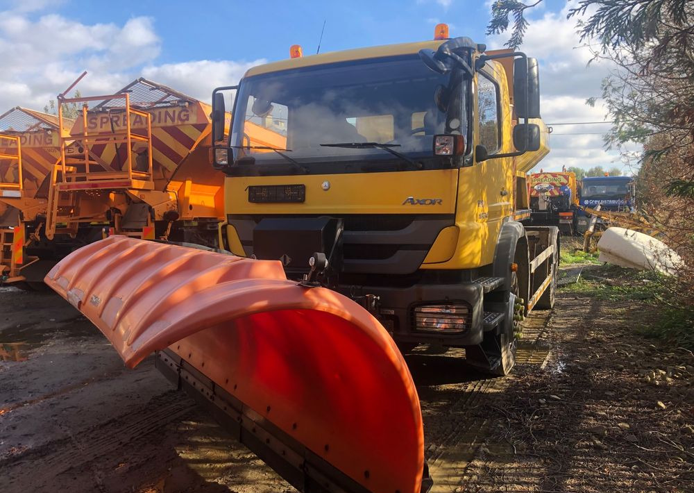 Vozilo za čišćenje snega Mercedes-Benz Mercedes Axor 1824 schmidt 4x2 pług piaskarka solarka: slika 8 Vozilo za čišćenje snega Mercedes-Benz Mercedes Axor 1824 schmidt 4x2 pług piaskarka solarka: slika 8