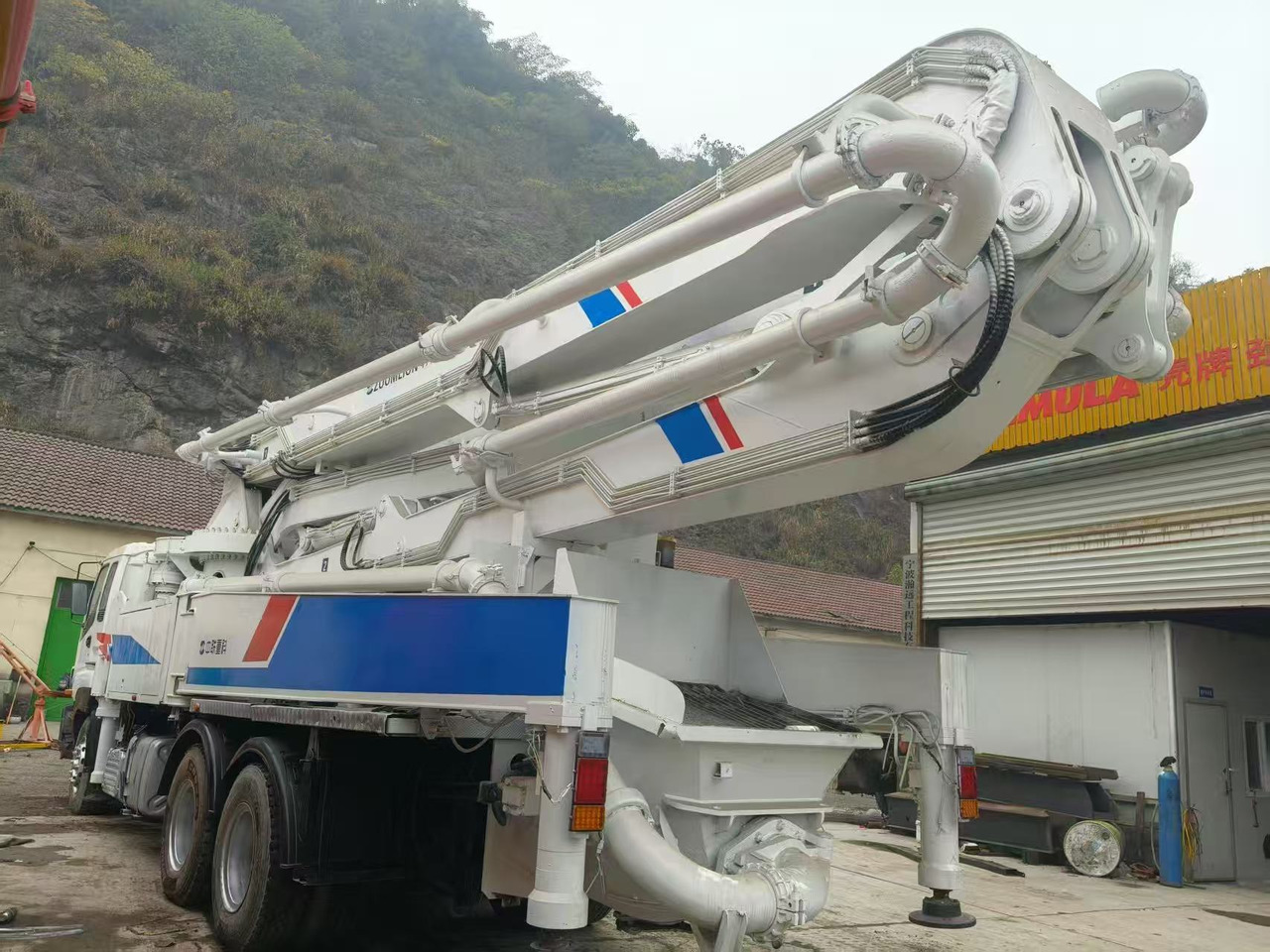 ZOOMLION ZLJ5335THB - Auto pumpa za beton: slika 4 ZOOMLION ZLJ5335THB - Auto pumpa za beton: slika 4