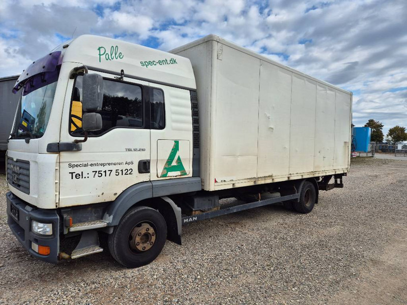 MAN TGL 10 / 12.180 4x2 with lift /ramp - Kamion sa zatvorenim sandukom: slika 1 MAN TGL 10 / 12.180 4x2 with lift /ramp - Kamion sa zatvorenim sandukom: slika 1