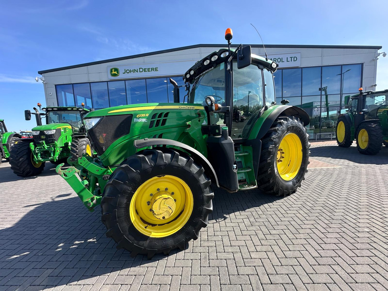 JOHN DEERE 6135R - Traktor: slika 1 JOHN DEERE 6135R - Traktor: slika 1