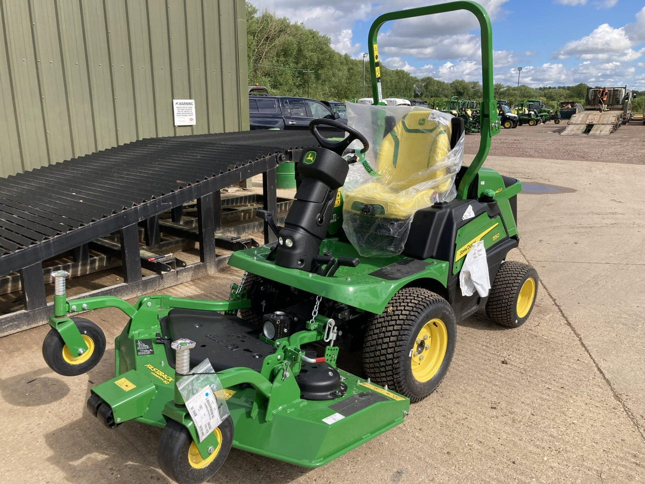 John Deere 1550 front mower - Baštenska kosačica: slika 1 John Deere 1550 front mower - Baštenska kosačica: slika 1