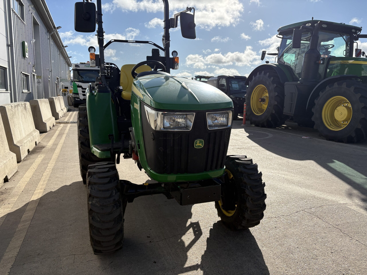 John Deere 3025E Compact tractor - Mali traktor: slika 3 John Deere 3025E Compact tractor - Mali traktor: slika 3