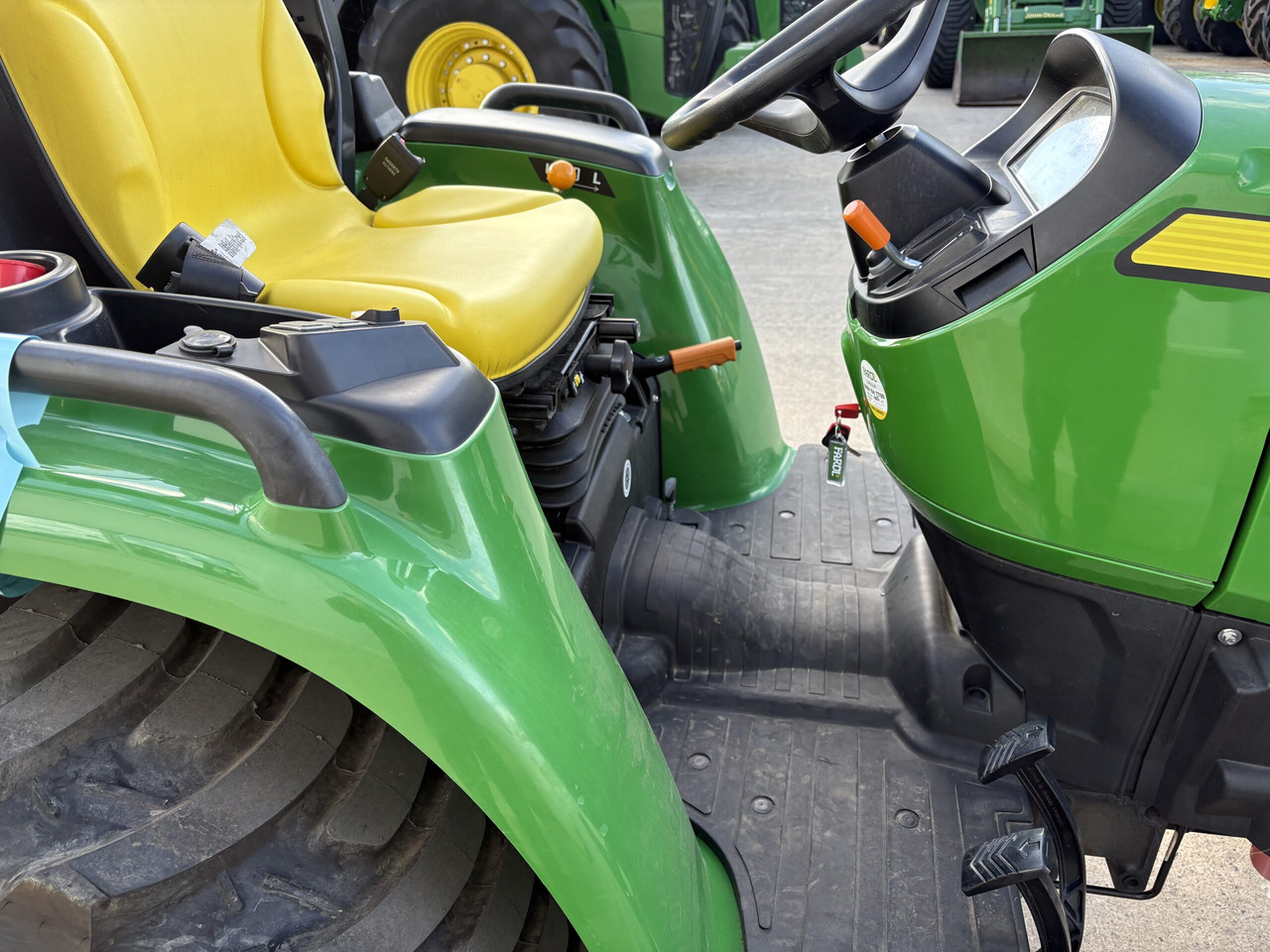 John Deere 3025E Compact tractor - Mali traktor: slika 5 John Deere 3025E Compact tractor - Mali traktor: slika 5