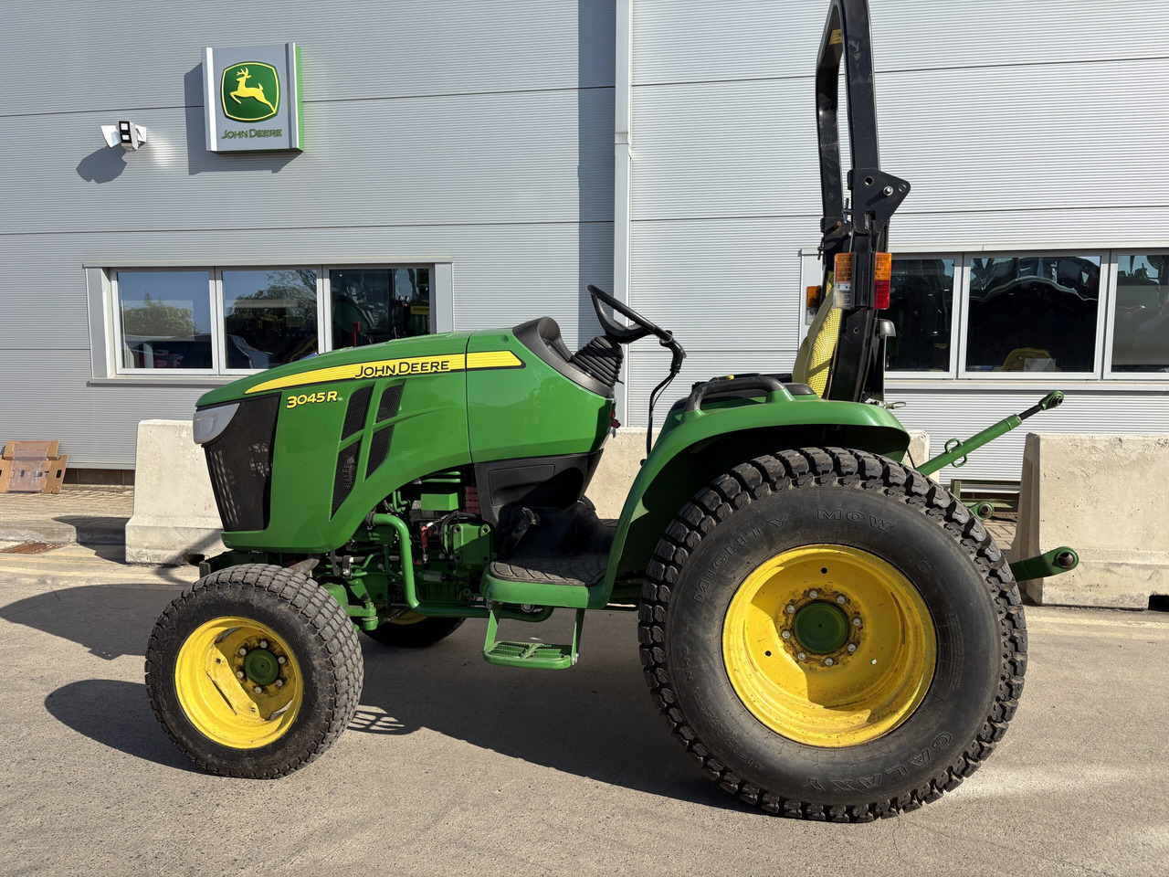 John Deere 3045R Compact Tractor - Mali traktor: slika 1 John Deere 3045R Compact Tractor - Mali traktor: slika 1
