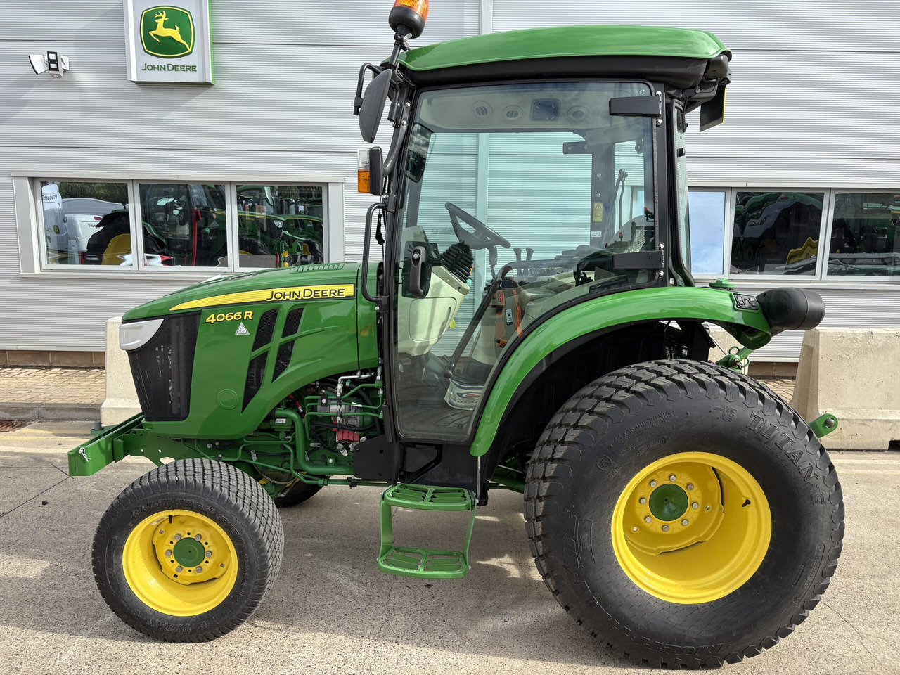 John Deere 4066R Compact Tractor - Mali traktor: slika 1 John Deere 4066R Compact Tractor - Mali traktor: slika 1