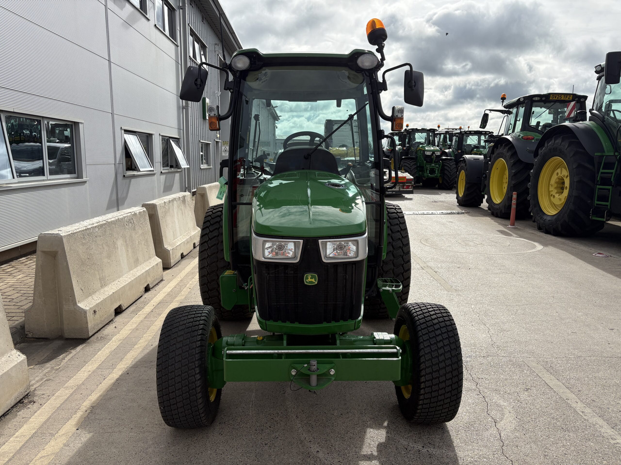 John Deere 4066R Compact Tractor - Mali traktor: slika 2 John Deere 4066R Compact Tractor - Mali traktor: slika 2