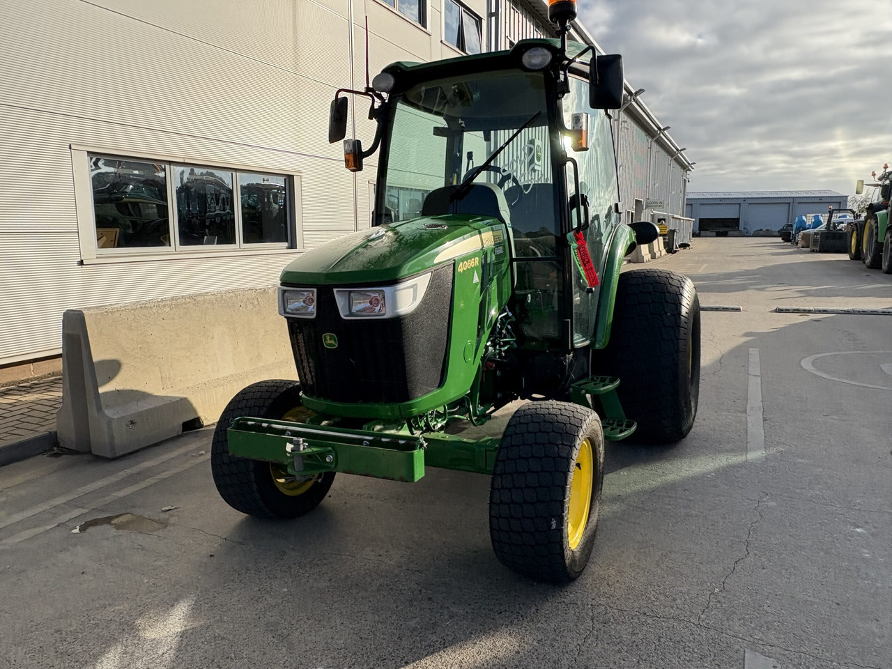 John Deere 4066R Compact Tractor - Mali traktor: slika 4 John Deere 4066R Compact Tractor - Mali traktor: slika 4