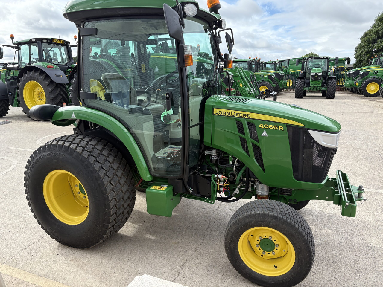 John Deere 4066R Compact Tractor - Mali traktor: slika 3 John Deere 4066R Compact Tractor - Mali traktor: slika 3